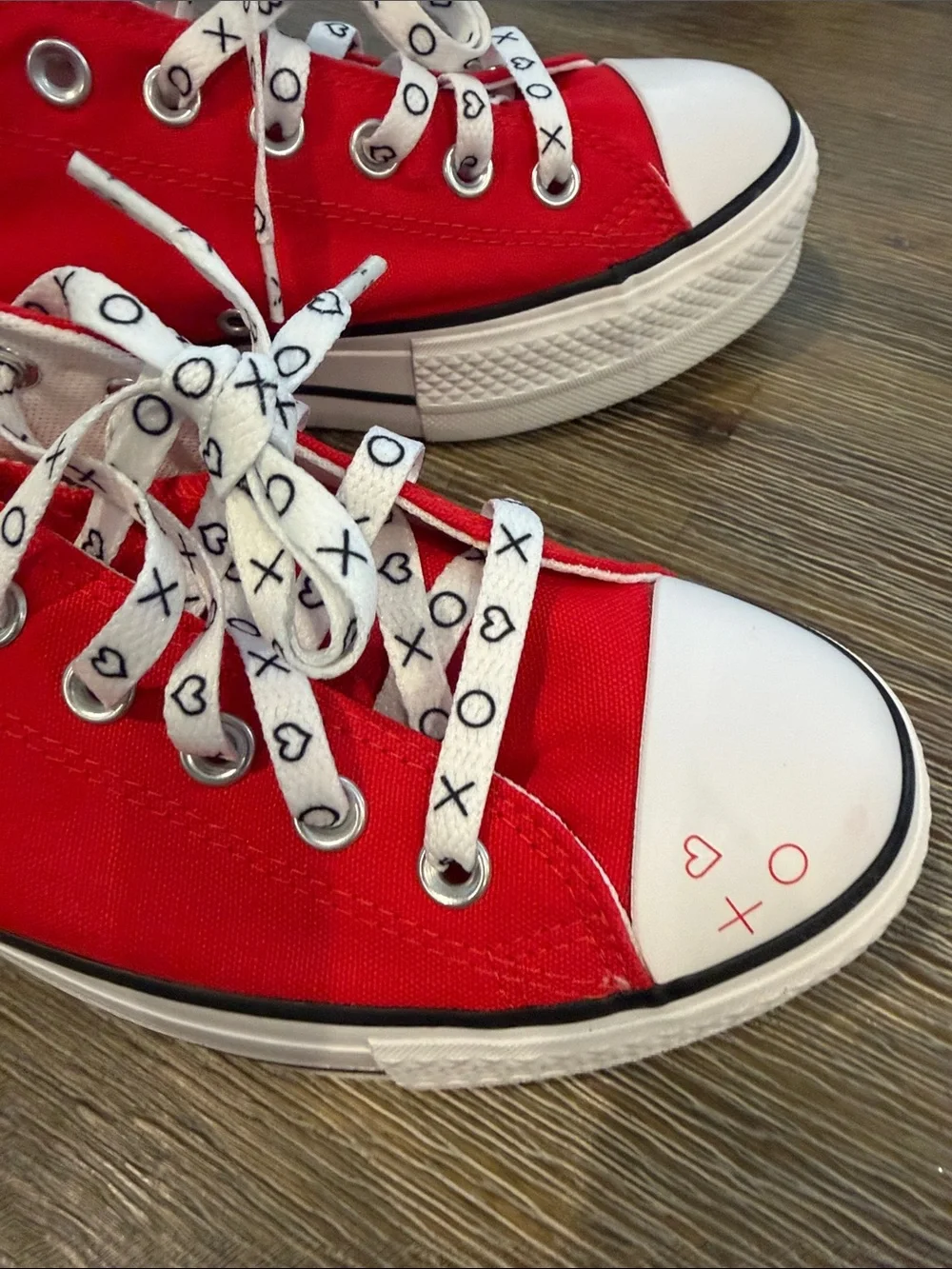 Converse bright red